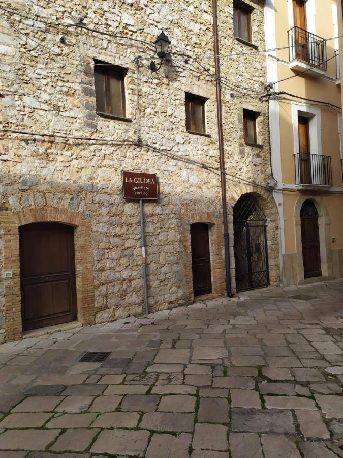 Casa Flora Fondi Centro Storico Apartment Luaran gambar